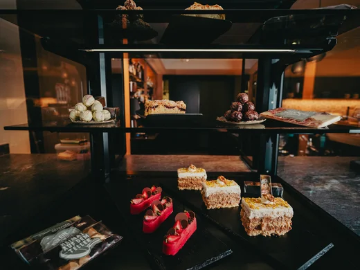 Kuchentheke mit kleinen, feinen Küchlein