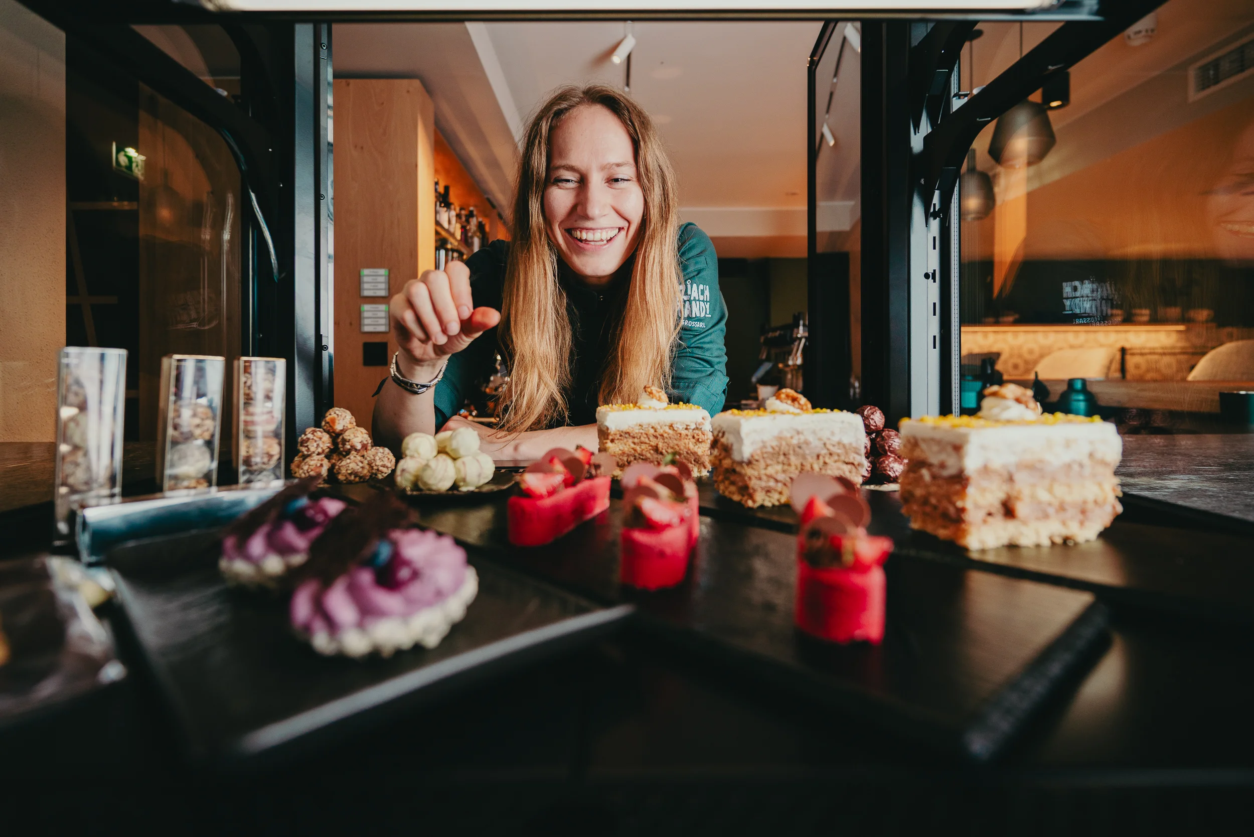 Die Gastgeberin Daniela präsentiert stolz ihre selbstgemachte Kuchenauswahl
