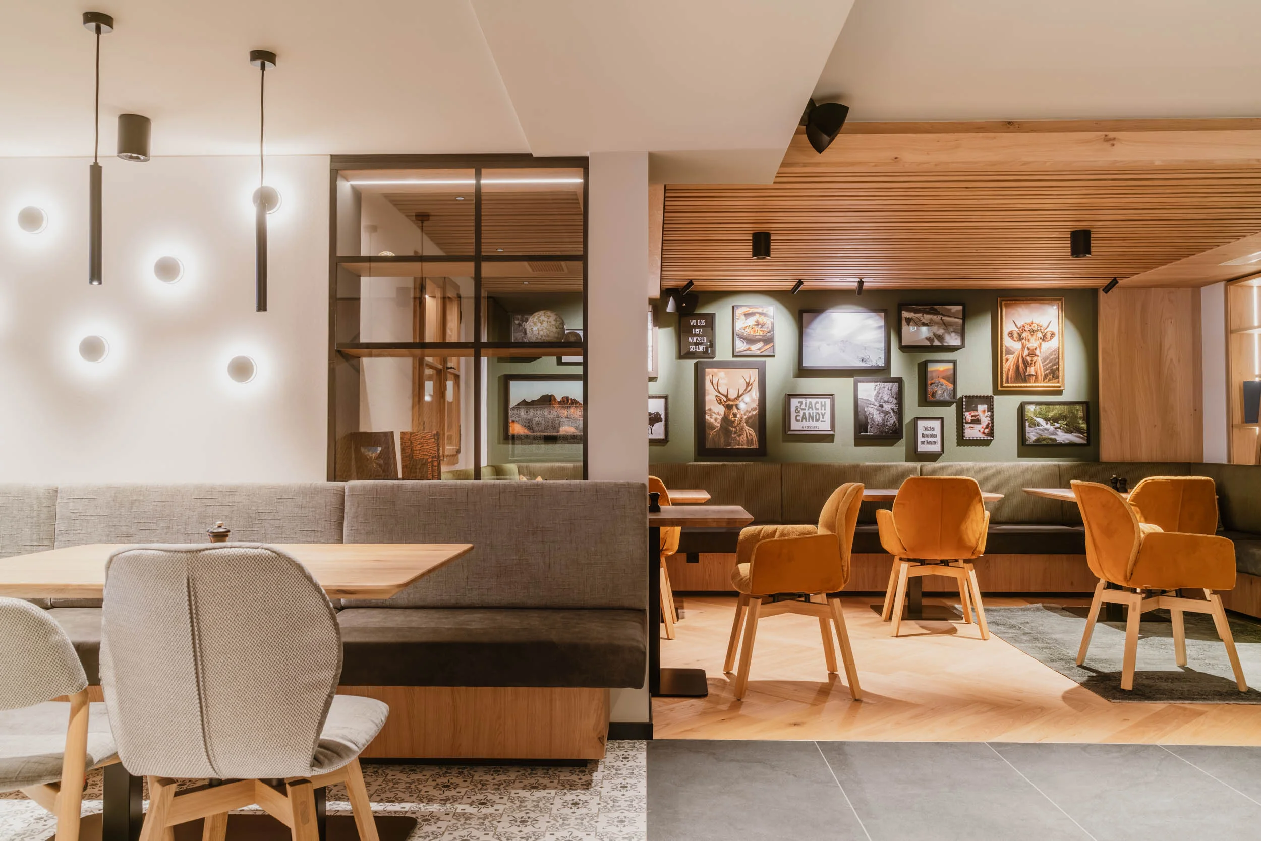 Restaurantbereich vom Pfandlwerk mit vielen verschiedenen Pfannen an der Wand als Dekoration