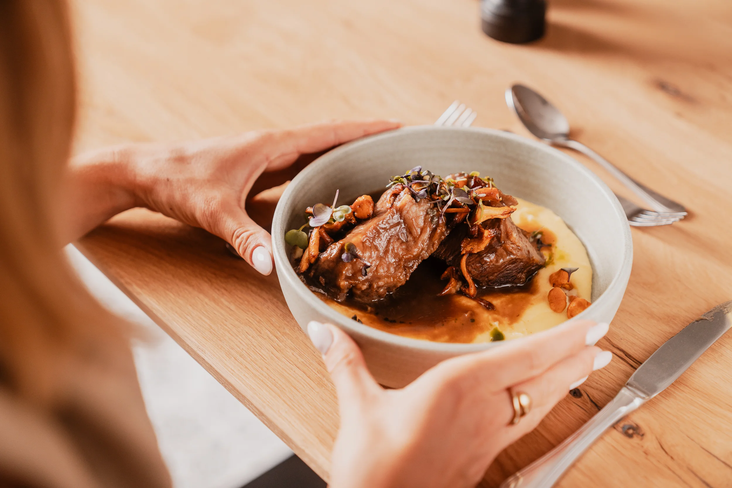 Schön angerichtetes Fleischgericht mit Pfifferlingen, Sauce und Kartoffelbrei