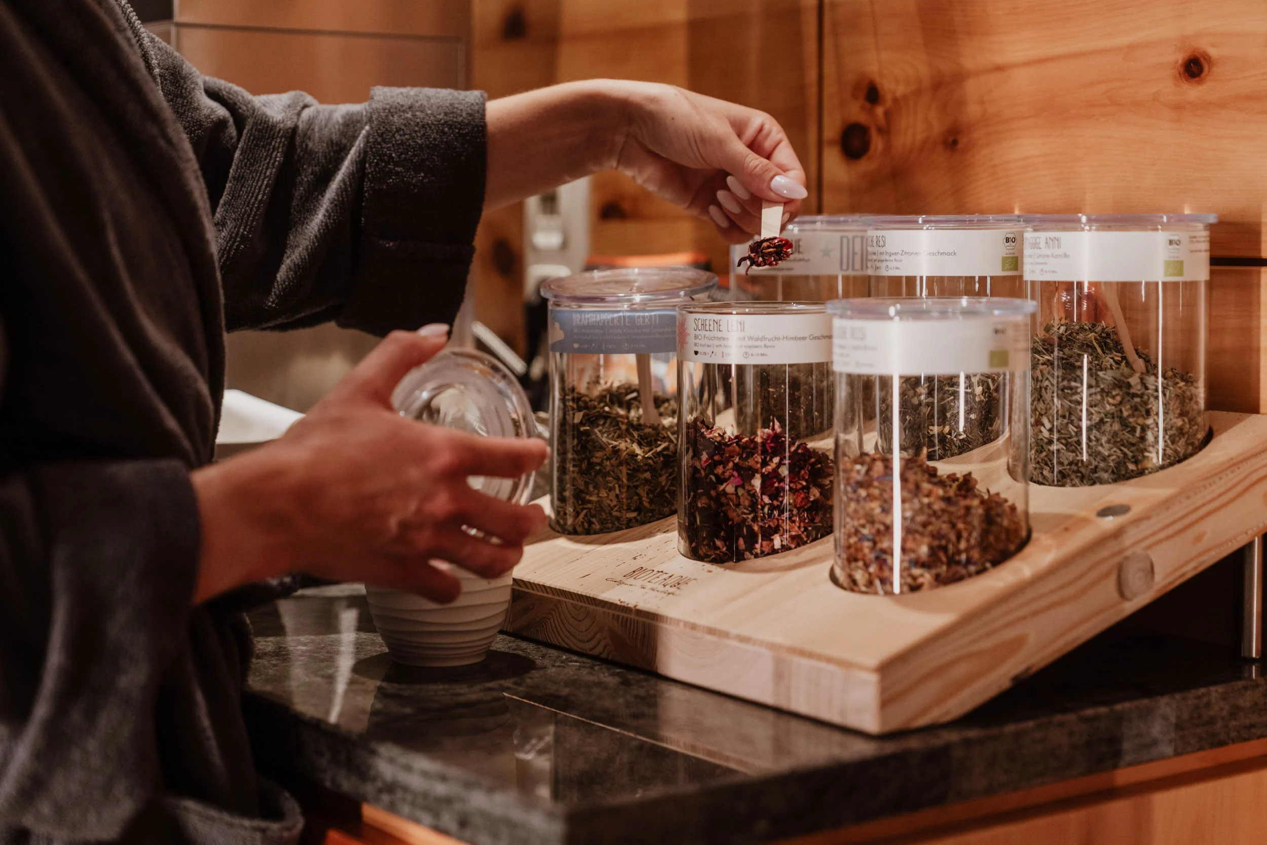 Teetheke des Wellnessbereichs mit verschiedenen Teesorten