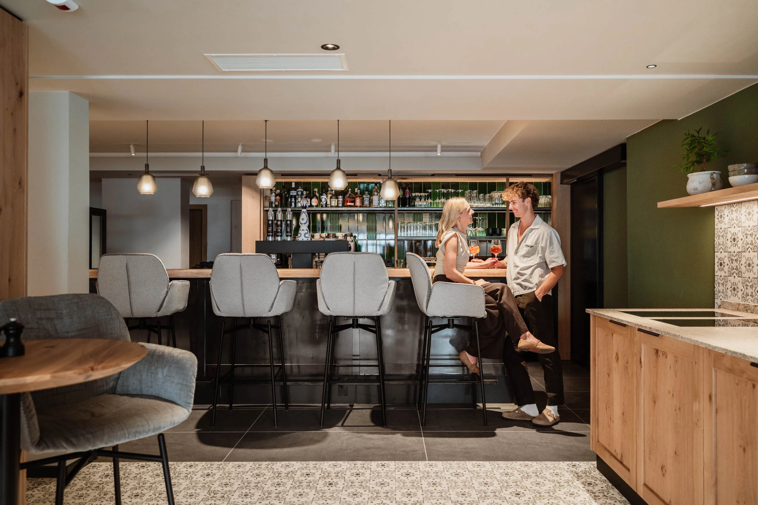Bar mit grauen Hochstühlen