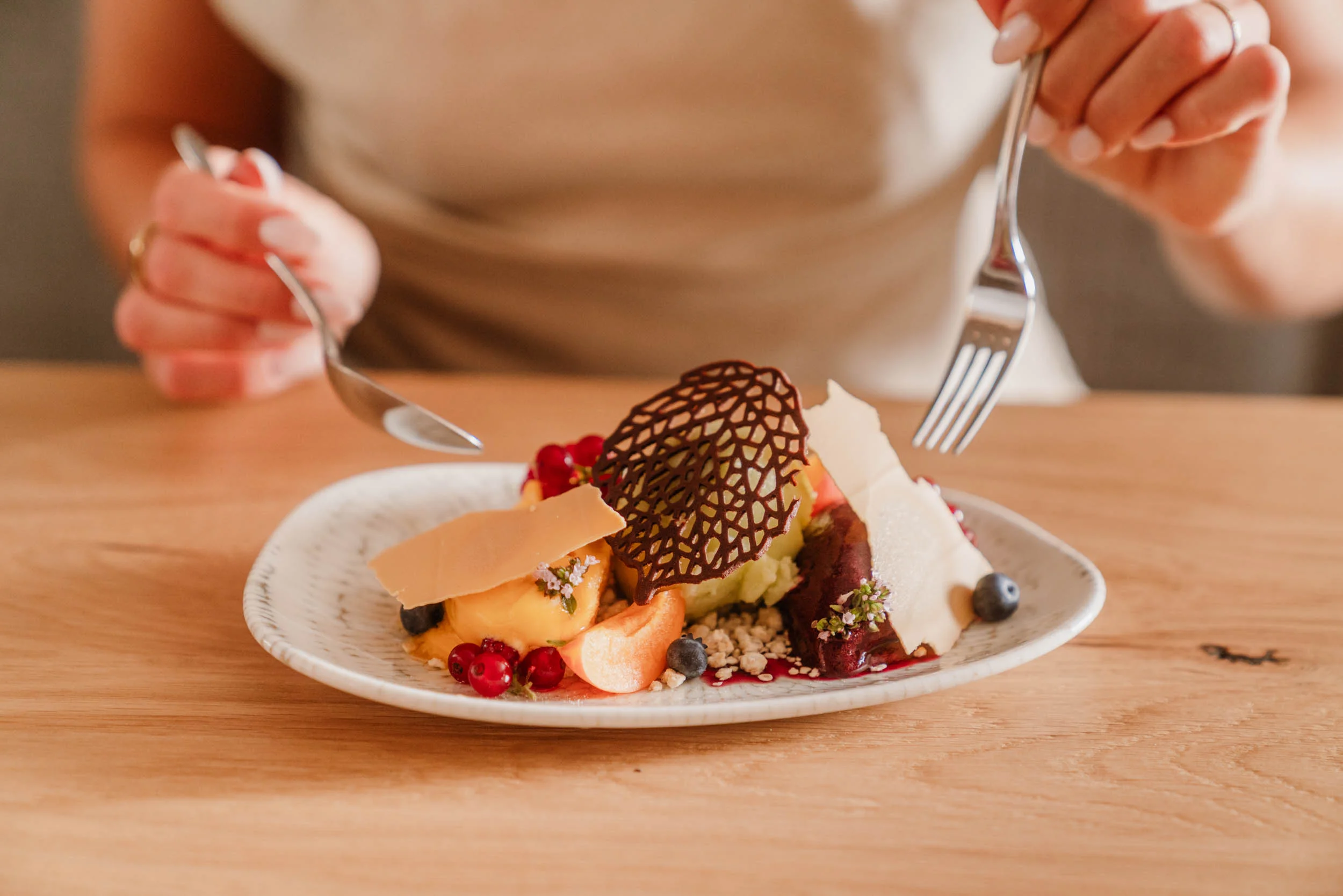 Nachspeise mit einem süßen Knödel und Zwetschgen verziert